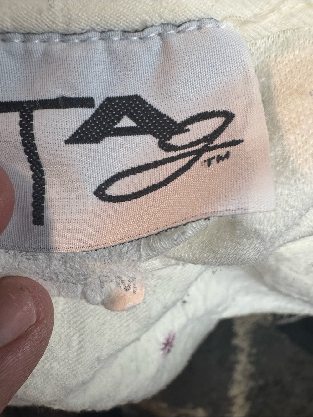 Tag Cream Textured Collared Long-Sleeve Sweatshirt with Subtle Floral Embroidery - Picture 4 of 4